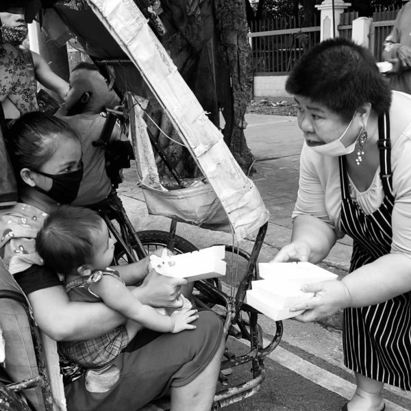 Distributing food with her signature grace, Mae Paner reminds us: service is humility, it is joy, it is truly living. Kawa Pilipinas Feeding